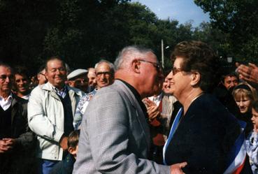 Iconographie - Remise d'une médaille à Jean Charrier, par le maire