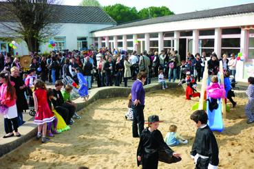 Iconographie - Jour de fête à l'école primaire