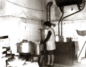 Iconographie - La cuisine de la cantine de l'école privée de filles