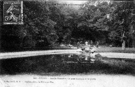 Iconographie - Jardin Dumaine. Le pont rustique et la grotte