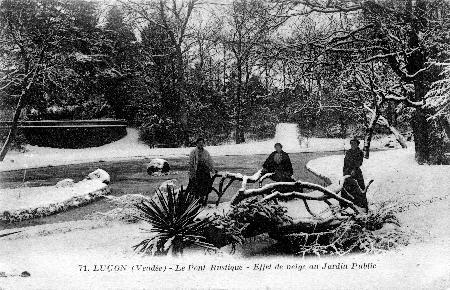 Iconographie - Le pont rustique - Effet de neige au jardin public