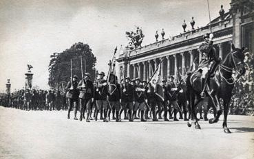 Iconographie - Défilé des troupes