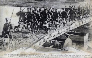 Iconographie - Troupes écossaises allant au front passant sur un pont de bateaux