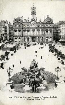 Iconographie - Place des Terreaux - Fontaine Bartholdi et l'hôtel de Ville