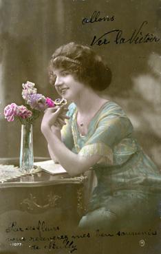 Iconographie - Jeune femme devant un bouquet
