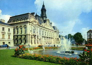 Iconographie - La place Jean-Jaurès et l'hôtelde Ville