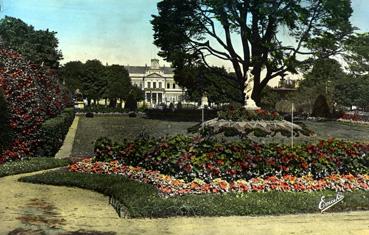 Iconographie - Le jardin du Mail et ses parterres fleuris vers la mairie