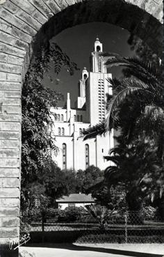 Iconographie - Casablanca - L'église du Sacré-Coeur vue des arcades