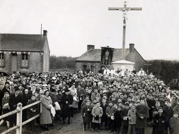 Iconographie - Mission de 1958 - Pose devant le calvaire