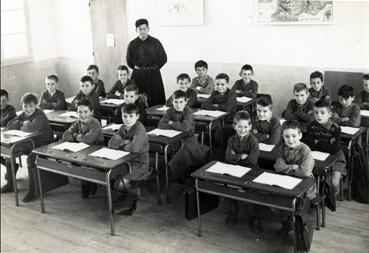 Iconographie - Classe de garçons de l'école privée avec l'abbé Sauvestre