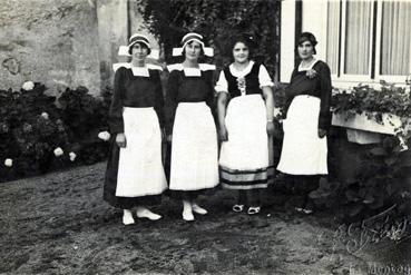 Iconographie - Jeunes femmes en costumes régionaux