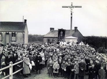 Iconographie - Mission - Les fidèles devant le calvaire