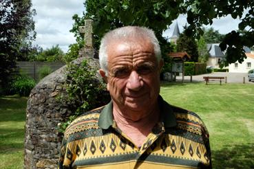 Iconographie - Guy Gaillard, près de la fontaine de Saint-Rachoux