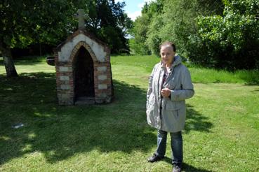 Iconographie - Pascale Destrumelle, près de la fontaine de Saint-Rachoux