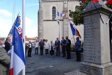 Iconographie - Dépôt d'une gerbe au monument aux Morts