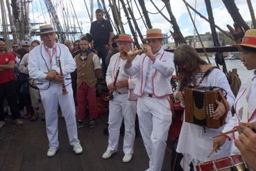 Iconographie - Réception à bord de l'Hermione à Brest