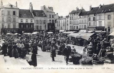 Iconographie - La place de l'Hôtel de Ville, un jour de marché