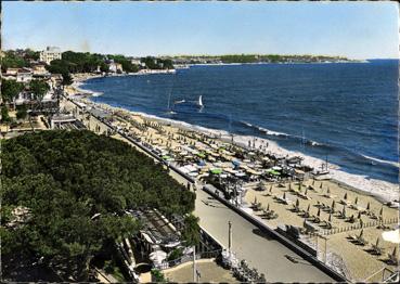 Iconographie - Juan-les-Pins - La promenade, la plage, au fond le cap de la Garoupe