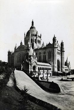 Iconographie - La basilique de Lisieux - Perspective de l'entrée du parvis