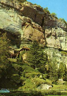Iconographie - Les Eysies - Les falaises à Laugerie Basse et l'entrée de la grotte du Grand-Roc