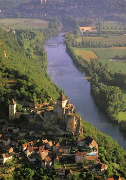 Iconographie - Au fond, château de Beynac