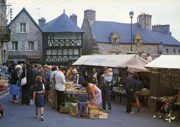 Iconographie - Jour de marché sur la place de la Mairie