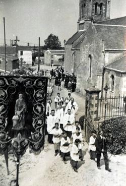 Iconographie - Procession devant l'église