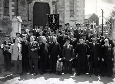 Iconographie - Musiciens et personnalités réunis devant l'église