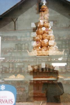 Iconographie - Pièce montée dans la vitrine du boulanger Piveteau