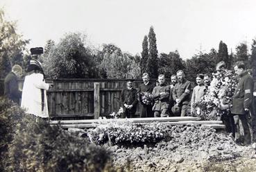 Iconographie - Prisonniers de guerre à Soltau - Une sépulture