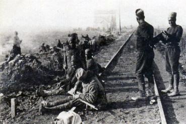 Iconographie - Des soldats sénégalais de l'armée française gardent la voie ferrée