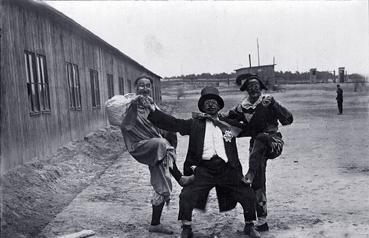 Iconographie - Clowns posant dans le camp de prisonniers de Schneidemühl