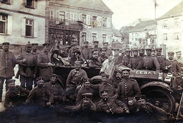 Iconographie - Officiers et soldats en bonne compagnie