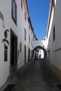 Iconographie - Marvao - Une ruelle avec arche 