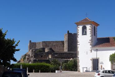 Iconographie - Marvao - Chapelle devenue musée et le château