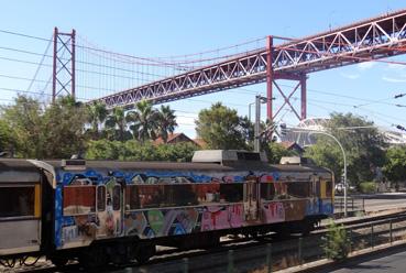 Iconographie - Lisbonne - Le Ponte 25 de Avril et un train tagué