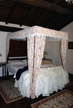 Iconographie - Santo Estevao - Quinta Santa Isabel, un lit à baldaquin