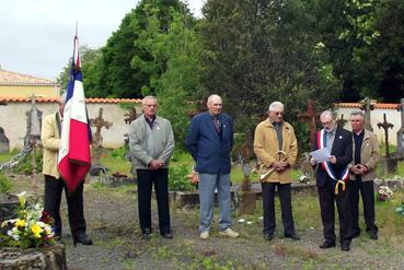 Iconographie - Cérémonie du 8 mai - Allocution du maire Alain Perrocheau