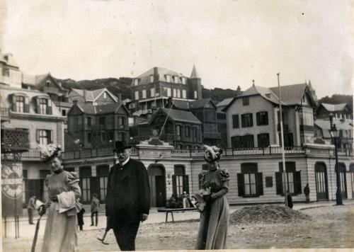 Iconographie - Promeneurs sur le front de mer