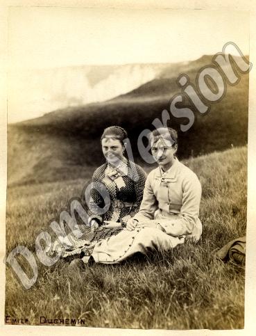 Iconographie - Jeunes femme sur les falaises