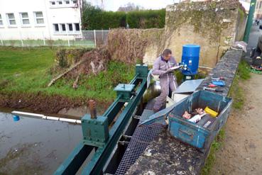 Iconographie - Remplacement du moteur  d'une pompe au pont de Challans