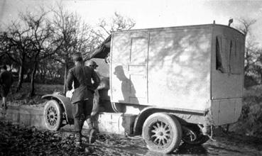 Iconographie - Automobile pour transporter les blessés