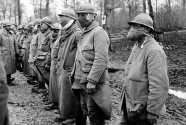 Iconographie - Soldats se protégeant contre les gaz