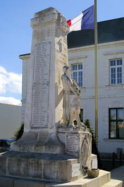 Iconographie - Le monument aux Morts devant la mairie