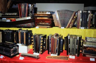 Iconographie - Exposition des accordéons de Robert Santiago