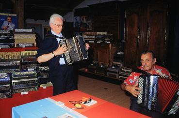 Iconographie - Exposition des accordéons de Robert Santiago