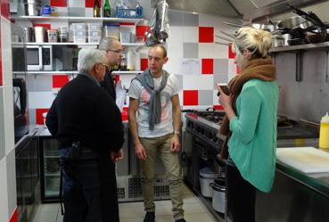 Iconographie - Michel Raballand et le chef cuisinier du restaurant Chez Bastien