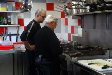 Iconographie - Michel Raballand et le chef cuisinier du restaurant Chez Bastien