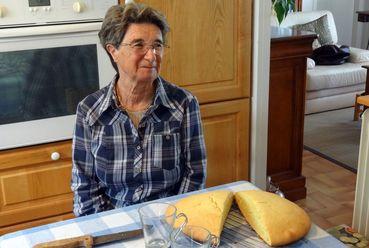 Iconographie - Ginette Charrier réalisant un gâteau maraîchin