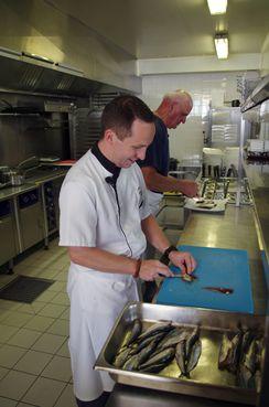 Iconographie - Claude Moreau, pêcheur, et le chef du restaurant Le Robinson